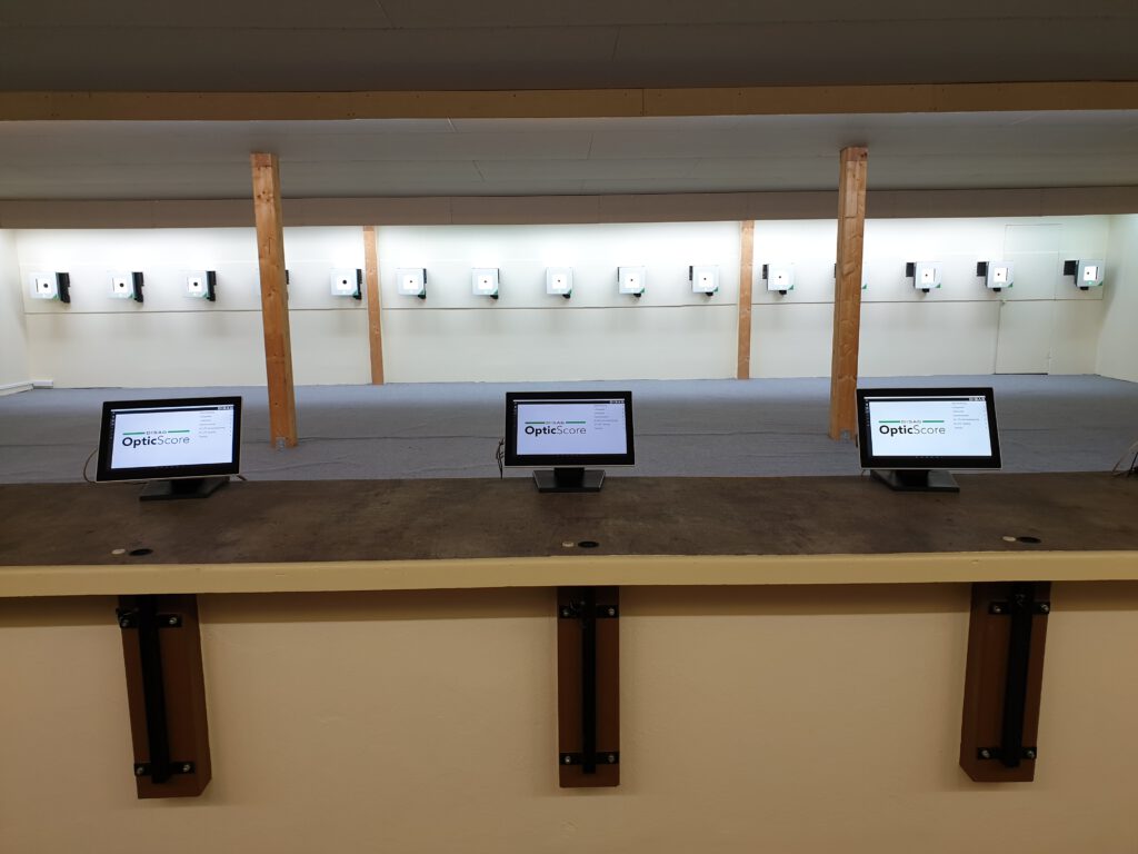 Der Schießstand der Schützengilde Tegel-Süd e.V. mit den elektronischen Schießanlagen der Firma DISAG.
Im Vordergrund sind 3 Monitore zu sehen, im Hintergrund die Kugelfänge.